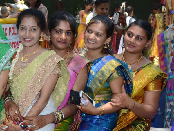 ಮಂಡ್ಯ ಜನಪದ ಜಾತ್ರೆಗೆ ಜೀವ ತುಂಬಿದ ಸೀರೆ ಸುಂದರಿಯರು