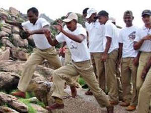 ಠಾಣೆಯಲ್ಲಿ ಅಧಿಕಾರಿಗಳ ಅಟ್ಟಹಾಸ
