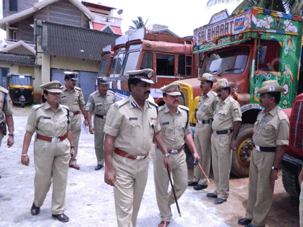 ಪ್ರಭಾಕರ್ ಎಂಬ ಪೊಲೀಸ್ ಅಧಿಕಾರಿ