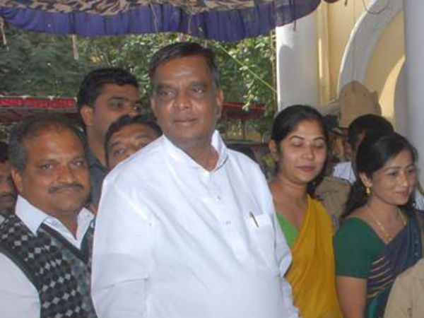 ಶ್ರೀನಿವಾಸ್ ಪ್ರಸಾದ್ ಏಕಾಂಗಿ