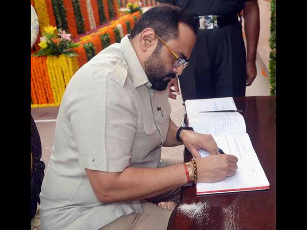 ರಾಜೀವ್ ಏನು ಬರೆದರು?