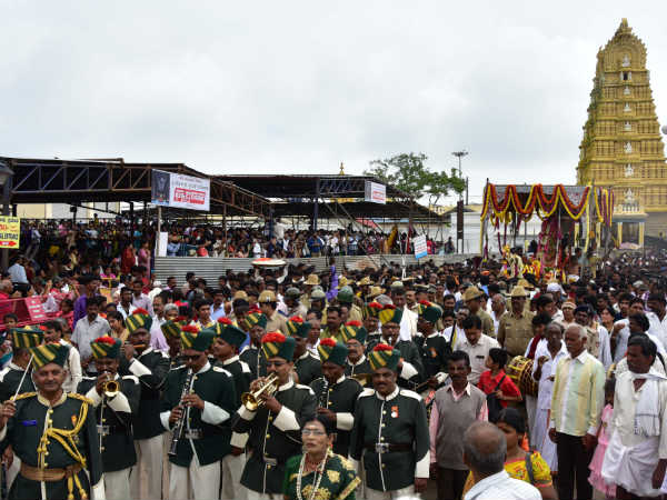 ಚಾಮುಂಡೇಶ್ವರಿ ದರ್ಶನ ಪಡೆದ ಸಾವಿರಾರು ಭಕ್ತರು