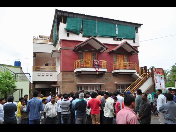 ಮೈಸೂರಿನ ನಿವಾಸದಲ್ಲಿ ಅಭಿಮಾನಿಗಳು