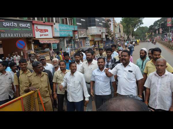 ಕಚೇರಿಗಳು ಖಾಲಿ