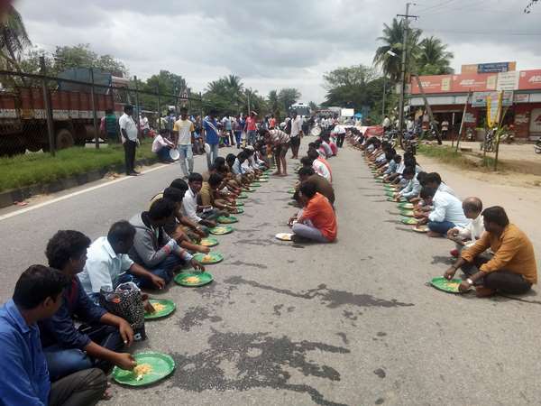 ಇಂಡುವಾಳುವಿನಲ್ಲಿ ರಸ್ತೆಯಲ್ಲೇ ಅಡುಗೆ