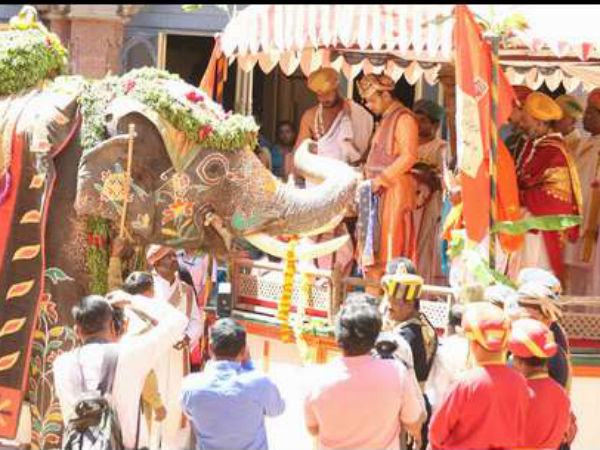 ಚಿನ್ನಲೇಪಿತ ಪಲ್ಲಕ್ಕಿಯಲ್ಲಿ ಬಂದ ಆಯುಧ