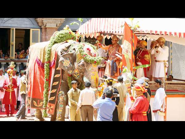 ಸಿಂಹಾಸನಕ್ಕೆ ಜೋಡಿಸಿದ್ದ ಸಿಂಹಕ್ಕೆ ಪೂಜೆ