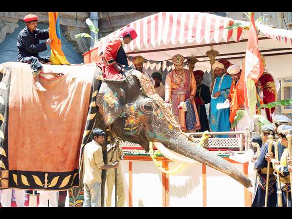 ಕರಿಕಲ್ಲು ತೊಟ್ಟಿಯಲ್ಲಿ ಯದುವೀರರಿಂದ ಪೂಜೆ