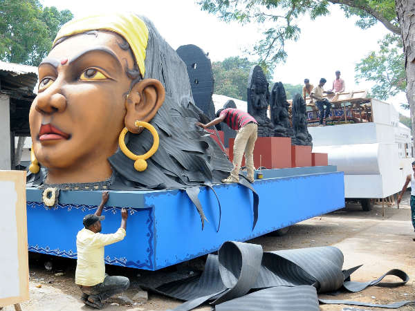 ಬಂಜೂಸವಾರಿಯಲ್ಲಿ ಸ್ತಬ್ಧಚಿತ್ರಗಳ ಮೆರವಣಿಗೆ