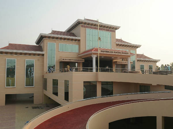 ಬಂಟರ ಭವನ ಉದ್ಘಾಟಿಸಿದ ಡಾ.ವೀರೇಂದ್ರ ಹೆಗ್ಗಡೆ
