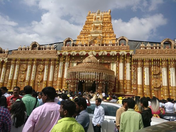 ಅದ್ದೂರಿ ಮದುವೆ ವಿರೋಧಿಸುವ ಕಾಂಗ್ರೆಸ್ಸಿಗರು