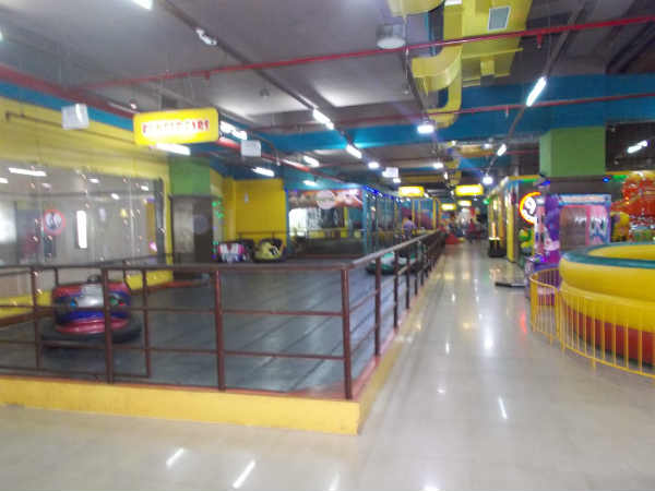 ಭಯದೊಂದಿಗೆ ಕಾರ್ಡ್ ನೀಡುವ ಜನ