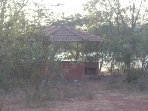 ದೇವಸ್ಥಾನವಿದ್ದರೂ ಭಯವಿಲ್ಲ. ಆರಕ್ಷಕರ ತಂಟೆಯಿಲ್ಲ