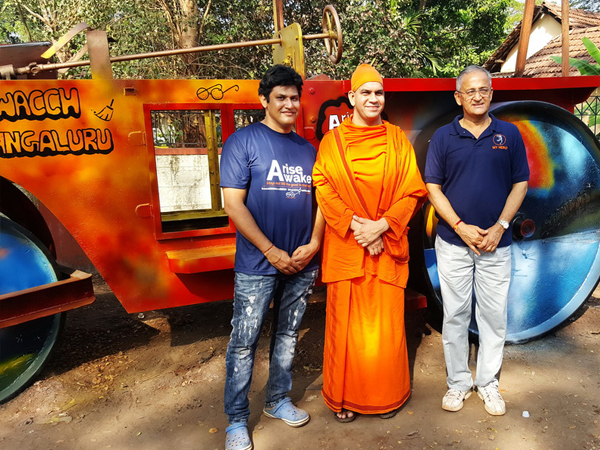 ರೋಡ್ ರೋಲರ್ನ ಸುತ್ತ ಗಾರ್ಡನ್