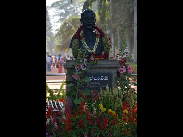 ಹಿರಿಯರಿಗೆ ನಮಸ್ಕರಿಸಿ ಮುಂದಕ್ಕೆ