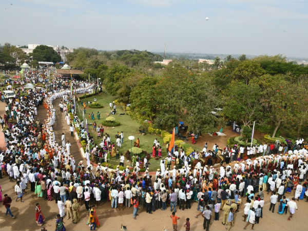 ಆಕರ್ಷಕ ಮೆರವಣಿಗೆ