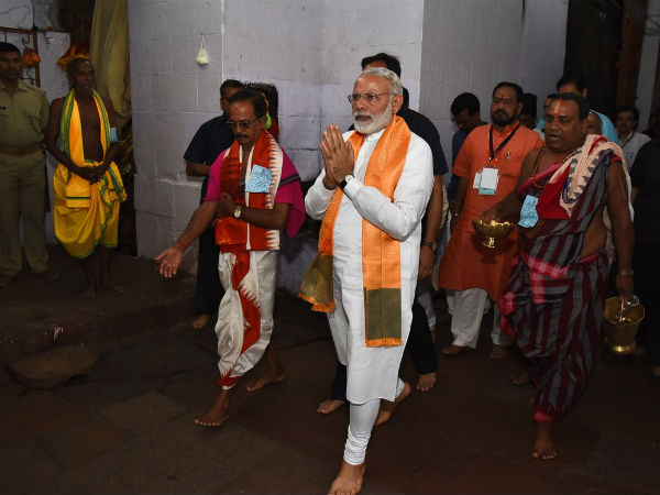 ಪ್ರಾರ್ಥನೆ ಸಲ್ಲಿಸಿದ ಮೋದಿ