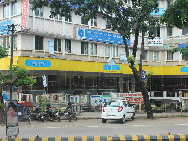 ಐಸ್ಕ್ರೀಮ್ ಸವಿಯುವ ಜನ