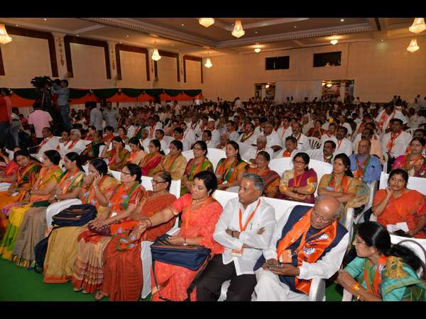 ಸಭೆಯಲ್ಲಿ ನಿದ್ದೆಗೆ ಜಾರಿದ ನಾಯಕರು!