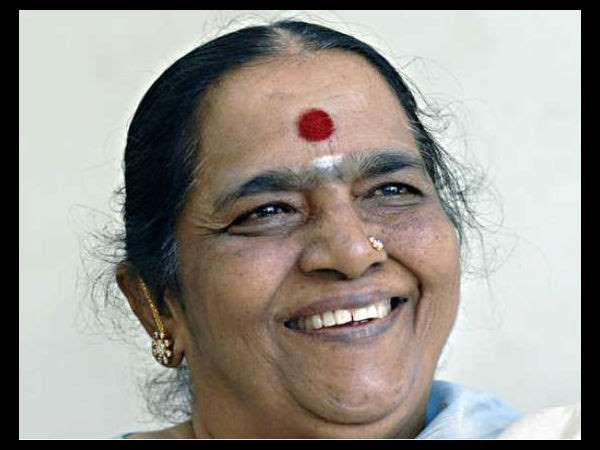 ಮೇರುನಟರ ಕಾಣಿಕೆ ನೀಡಿದ ಅಮ್ಮ