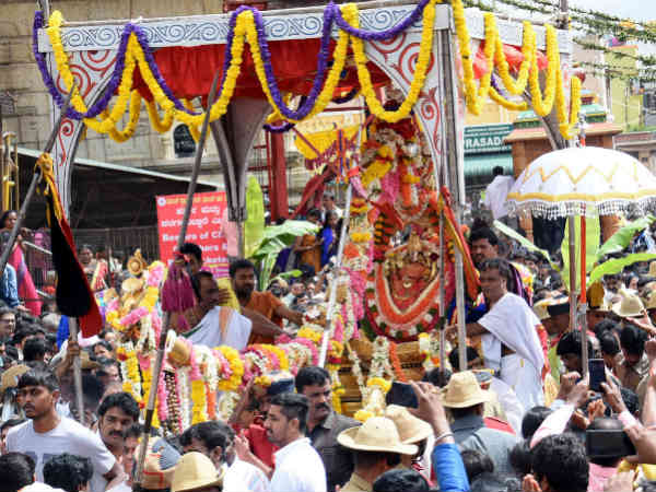 ಚಾಮುಂಡಿ ದರ್ಶನ ಪಡೆದ ಯದುವೀರ್