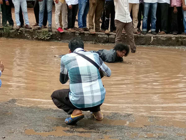 ರಸ್ತೆಗಾಗಿ ವಿನೂತನ ಪ್ರತಿಭಟನೆ