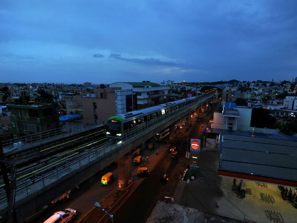 ಮೆಟ್ರೋ ಸುತ್ತ ಗಿರಕಿ ಹೊಡೆವ ಚಿತ್ರ