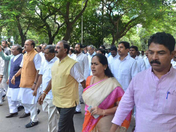 ರಾಜಭವನಕ್ಕೆ ಪಾದಯಾತ್ರೆ