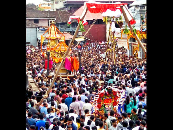 ಮೆರವಣಿಗೆ ಜತೆ ಹೆಜ್ಜೆ ಹಾಕಿದ ಪೇಜಾವರ ಶ್ರೀಗಳು