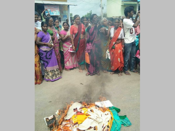 ಕಳಪೆ ಸೀರೆ ಸುಟ್ಟ ಮಹಿಳೆಯರು