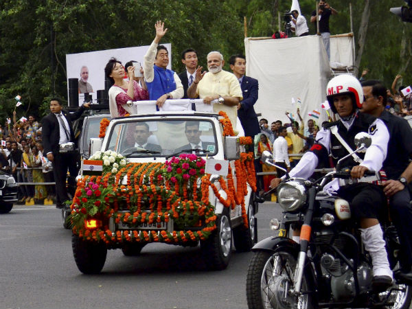 PM Narendra Modi receives Japanese PM Shinzo Abe and his wife Akie Abe at Ahmedabad Airport PM Narendra Modi receives Japanese PM Shinzo Abe and his wife Akie Abe at Ahmedabad Airport