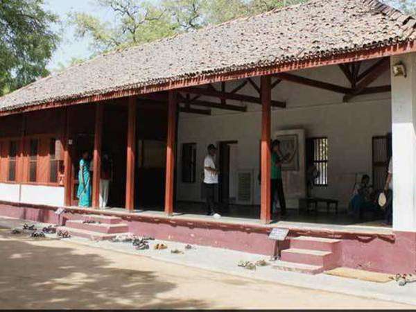 ನೈರುತ್ಯ ಭಾಗದ ಛಾವಣಿ ಎತ್ತರದಲ್ಲಿರಲಿ
