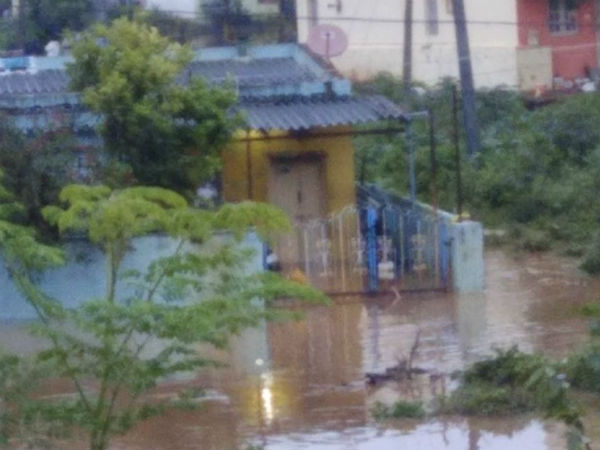 ನೀರು ಸಾಗುವ ದಾರಿಯಲ್ಲಿ ಕಟ್ಟಡ