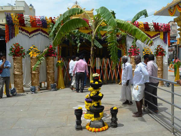 ವರ್ಷಕ್ಕೊಮ್ಮೆ ಬಾಗಿಲು ತೆರೆಯುತ್ತದೆ