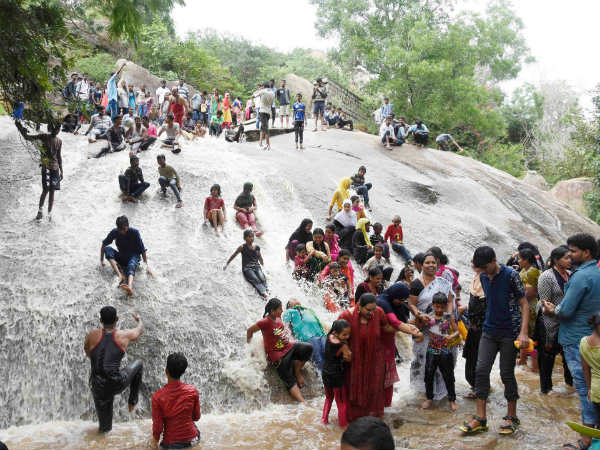 ಚಿತ್ತಾ ಮಳೆಗೆ ಕೆರೆ ತುಂಬಿ ಕೋಡಿ