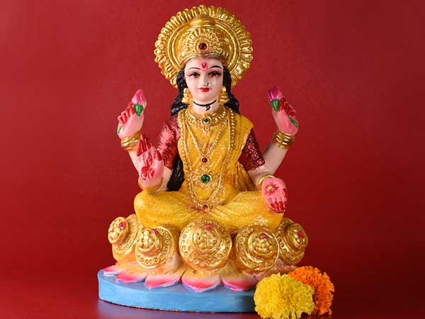 ಹಣ-ಒಡವೆಗಳನ್ನು ಇಟ್ಟು ಪೂಜಿಸಬೇಕು