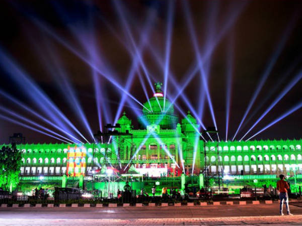 ಗಾಂಧಿ ಪ್ರತಿಮೆ ಎದುರು ಫೋಟೋ ಸೆಷನ್