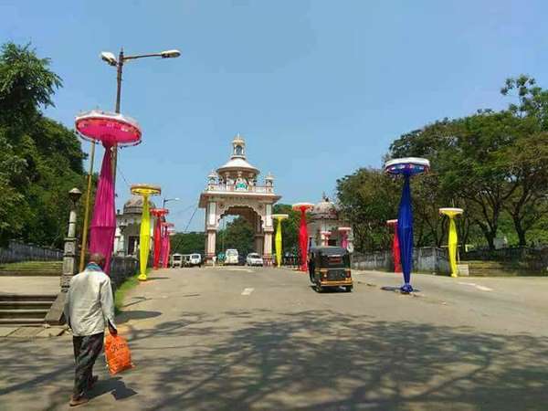 ರಸ್ತೆ ಉದ್ದಕ್ಕೂ ಅಲಂಕಾರ