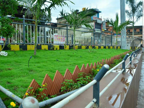 ರಸ್ತೆ ಬದಿಯಲ್ಲಿ ಮಳೆ ನೀರು ಹೋಗಲು ವ್ಯವಸ್ಥೆ