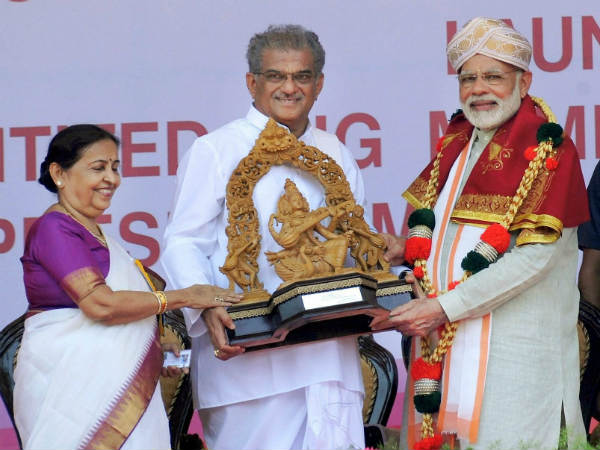 ಪ್ರಧಾನಿಗೆ ಸ್ಮರಣಿಕೆ ನೀಡಿದ ವೀರೇಂದ್ರ ಹೆಗ್ಗಡೆ