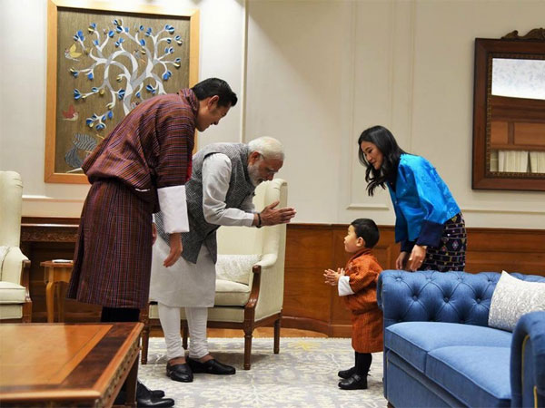 ಪರಸ್ಪರ ನಮಸ್ಕಾರ ಮಾಡುವ ಭಂಗಿ