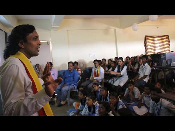 ನಮ್ಮ ಸಂಪರ್ಕ ವ್ಯಾಟ್ಸಪ್ ಮೂಲಕ ಜಾರಿಯಲ್ಲಿತ್ತು