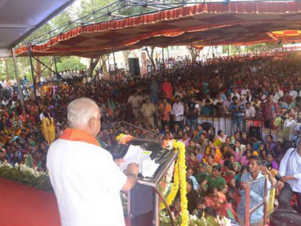 ಹಾಸನದ ಜಿಲ್ಲಾ ಕ್ರೀಡಾಂಗಣದಲ್ಲಿ ನಡೆದ ಸಮಾವೇಶ