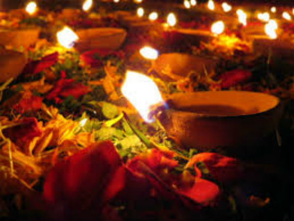 ಎಳ್ಳೆಣ್ಣೆಯಲ್ಲಿ ಮುಖ ನೋಡಿ