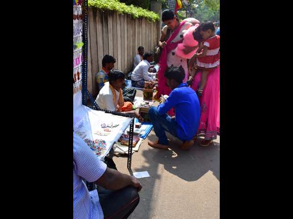 ಜಾತ್ರೆ ಸಂತೆಗಳಲ್ಲಿ ಗಿಳಿಶಾಸ್ತ್ರ