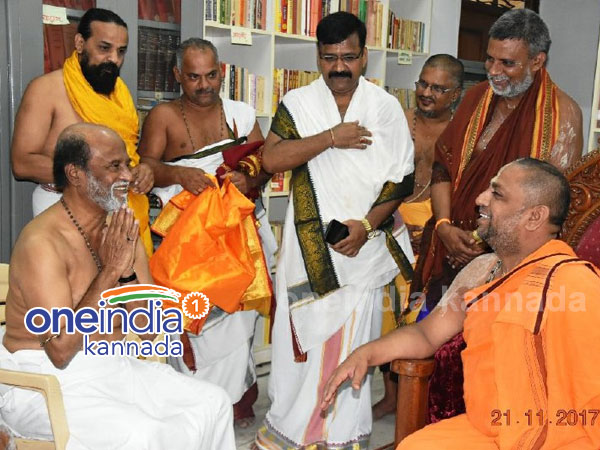 ರಾಯರ ಫೋಟೋ ಉಡುಗೊರೆ ನೀಡುವ ರಜನಿ