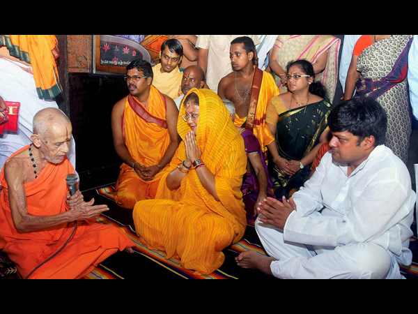 ಪೇಜಾವರ ಶ್ರೀ ಆಶೀರ್ವಾದ