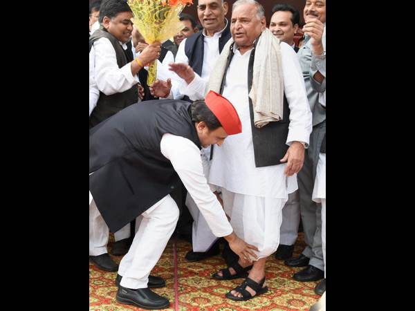 ಪಾದಕ್ಕೆ ನಮಸ್ಕರಿಸಿದ ಅಖಿಲೇಶ್ ಯಾದವ್