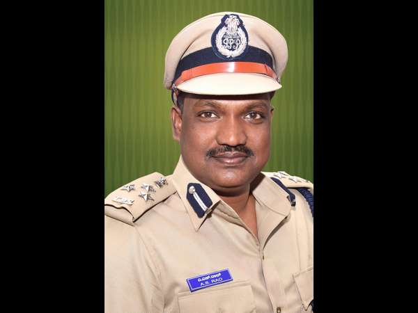 ಟೆಂಪೊ ಟ್ರಾವಲ್ ಮತ್ತು ಬಸ್ಸುಗಳ ಪಾರ್ಕಿಂಗ್