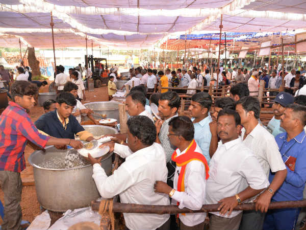 ಅಚ್ಚುಕಟ್ಟಾದ ಊಟದ ವ್ಯವಸ್ಥೆ